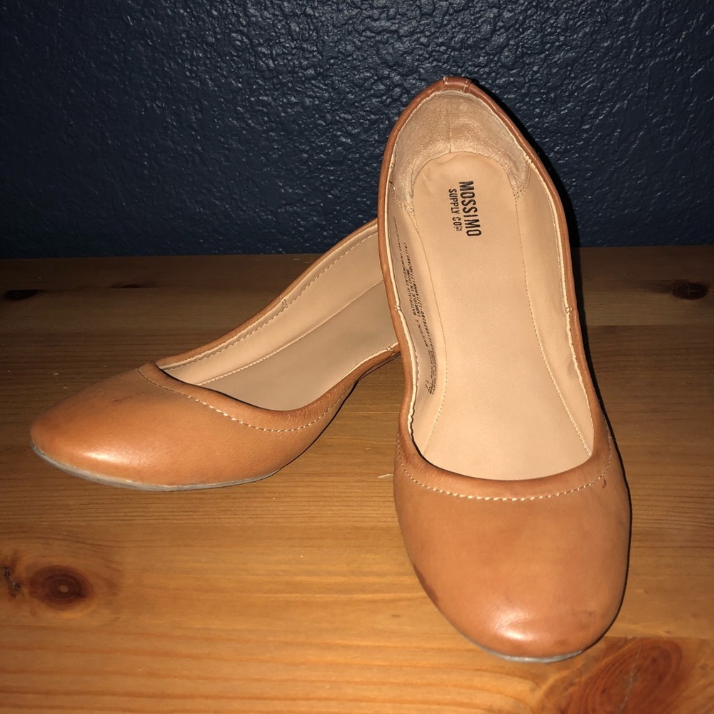 Like new, Mossimo tan flats!